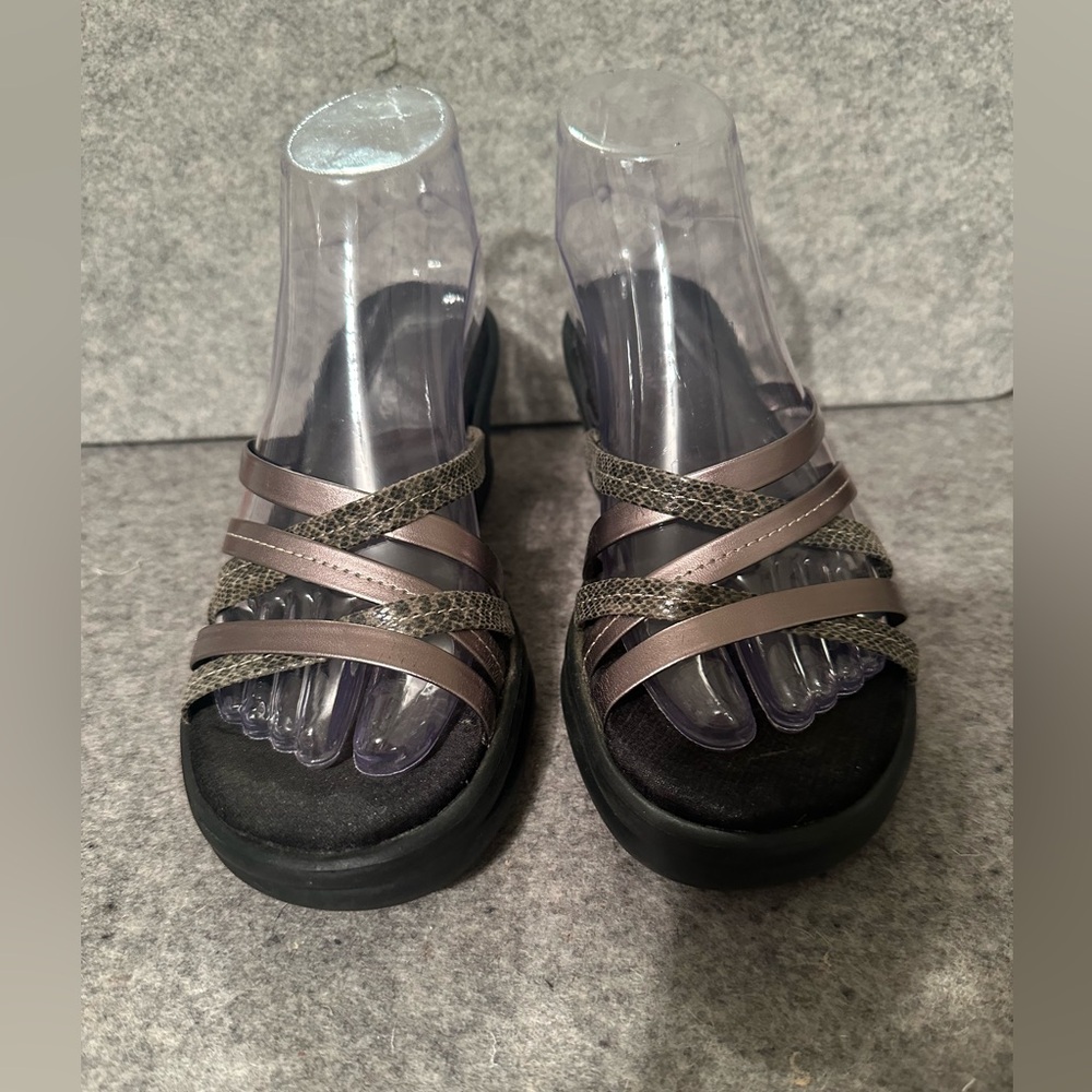 Skechers size 8 Women's pewter metallic Strappy wedge memory foam sandals